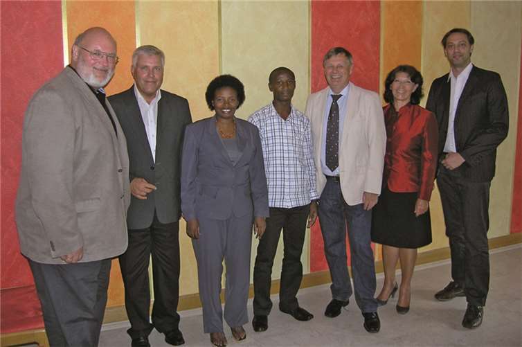 Gäste aus Ruanda in Koblenz (v. l.): Dr. Axel Schmidt (SGD Nord), Professor Dr. Eberhard Fischer (Universität Koblenz-Landau), Frau Mukashema,Luis Dayisaba, Präsident Dr. Ulrich Kleemann (SGD Nord), Vizepräsidentin Begoña Hermann (SGD Nord), Siegmar Seidel (Universität Koblenz). privat