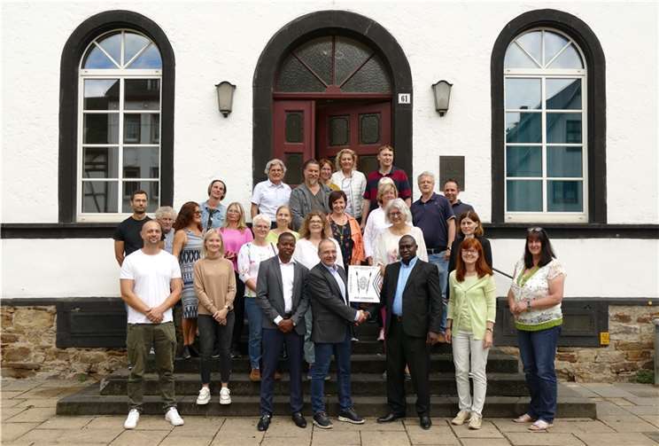 Gäste aus Ruanda übergeben Geschenk an Schulleiter Dietmar Weber und Ruanda Team. Fotos: privat