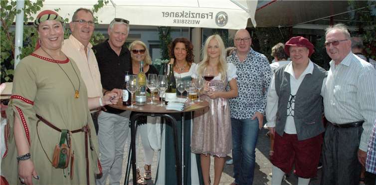 Ein Weinort „im Wandel der Zeit“ Gäste beim Burgenfest (von links): Nicole Lüdiger (Burgfräulein Sophia von Are), Vorsitzender Förderkreis Burgruine Are und Ehrenbürger Georg Knieps, Vorstandsvorsitzender Kreissparkasse Ahrweiler mit Ehefrau Dieter Zimmermann, Vorsitzende Verkehrsverein Weinort Altenahr Eva Flügge, Weinprinzessin Johanna Thielen, Geschäftsstellenleiter KSK Altenahr Walter Calenborn, Ortsbürgermeister Rüdiger Fuhrmann, ehemaliger Bürgermeister der Verbandsgemeinde Altenahr Hermann Heiser.UM