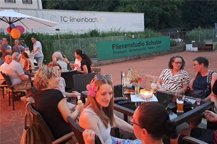 Gäste beim Cocktail
