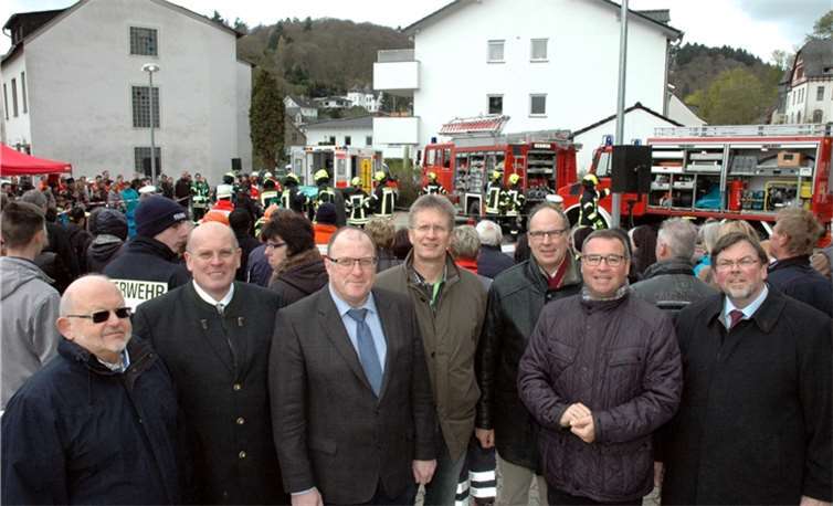 Gäste beim Tag der offenen Tür: v.l.. Dr. Werner Spira, Kaufmännischer Leiter St. Josef-Krankenhaus Alfred Pitzen, Bürgermeister Guido Nisius, Chefarzt Wolfgang Petersen, Stadtbürgermeister Arnold Hoffmann, Landtagsabgeordneter Horst Gies, Vorsitzender Förderverein Bernd Schiffarth.