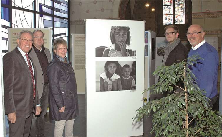 Gäste der Ausstellung (von links): der Erste Beigeordnete der Stadt Adenau Peter Nett, Bürgermeister Guido Nisius, Claudia Baur, Jugendpfleger Jürgen Schwarzmann und Gemeindeassistent Matthias Beer.UM