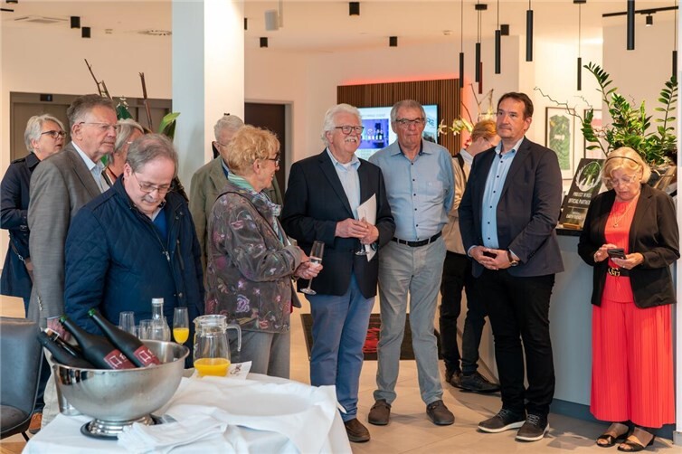 Gäste der Ausstellungseröffnung.