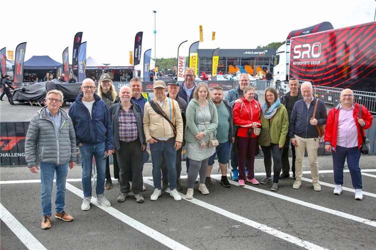 Ein Rennwochenende voller Motorsportmagie Gäste des AC Mayen und glückliche Ticketgewinner der Medienpartner im Paddock. Foto: Roland Schäfges / www.myfoto24.eu