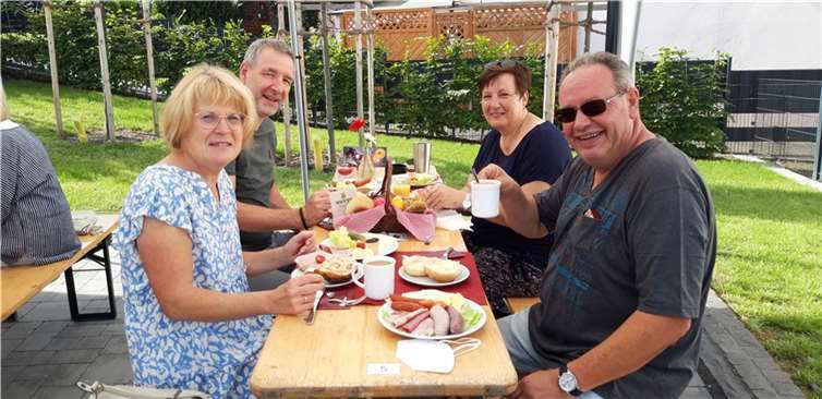 Kirmes in einer „neuen Zeitrechnung“ Gäste des Kirmesfrühschoppens.