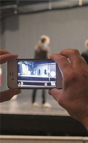 Gäste dürfen sogar das Geschehen auf der Bühne fotografieren. Theater Koblenz