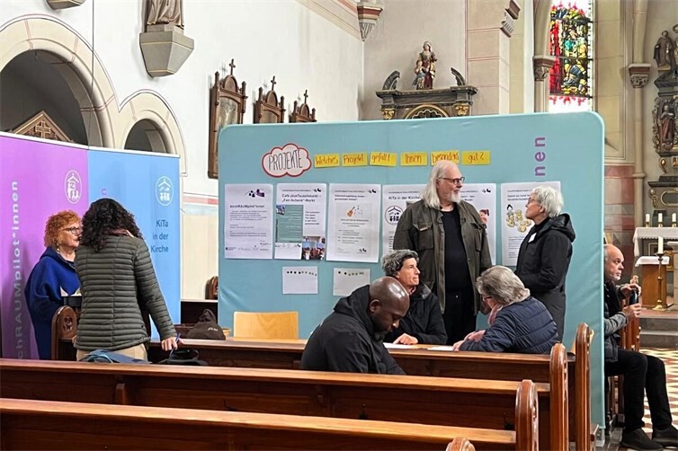 Gäste im Gespräch in der Ausstellung zu den aktuellen Projekten der kirchRAUMpilot*innen