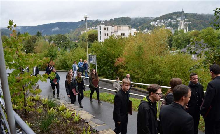 Gäste strömen schon am Nachmittag ein.