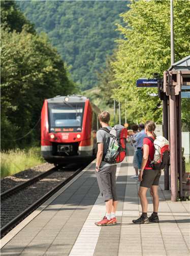 Gäste teilnehmender Hotels fahren im VRM-Gebiet gratis mit Bus und Bahn. Foto: Dominik Ketz, ahrsteig.de