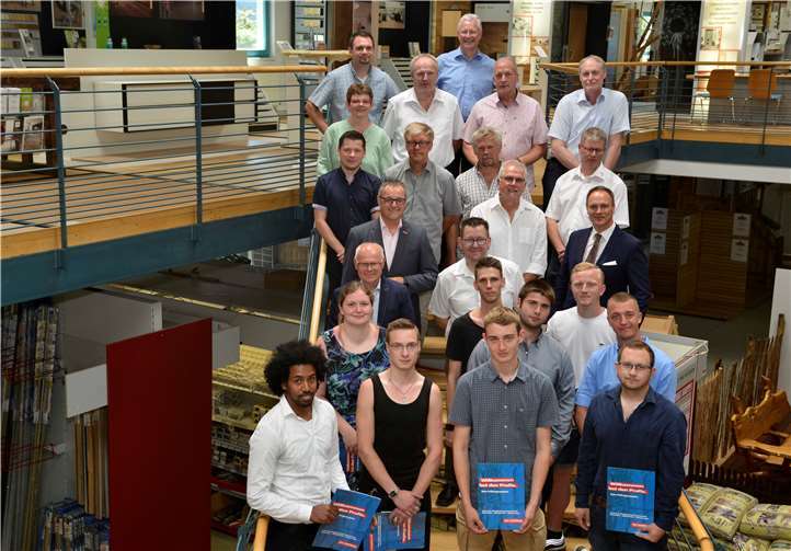 Gäste und Absolventen nach der Übergabe der Gesellenbriefe. Fotos: TFR