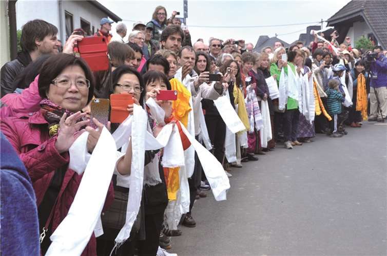 Gäste und Buddhisten aus aller Welt reisten nach Langenfeld, um dem Großereignis beizuwohnen.