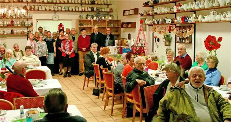 Gäste und Helfer verlebten auf Einladung des Seniorenbüros „Die Brücke“ einen besinnlichen Heiligabend in der AWO-Begegnungsstätte „Kaffeekanne“. Foto: Rhein-Lahn-Kreis