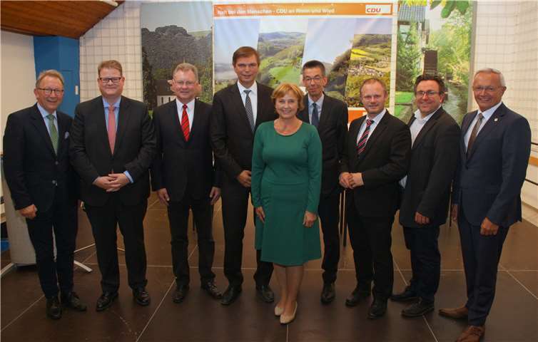 Gäste und Kreisvorstandsmitglieder bei der CDU Neuwied: MdB Erwin Rüddel, Ralf Seekatz, Viktor Schicker, Dr. Adrian Nitsche, Rita Lanius-Heck, Martin Hahn, Jan Einig, David Wollweber und Achim Hallerbach.CDU Kreisverband Neuwied
