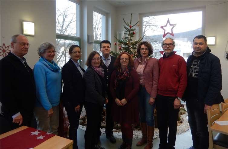 Gäste und Mitglieder des Beirats Migration und Integration mit den Vorsitzenden Servet Osmani (5.v.re.).RU