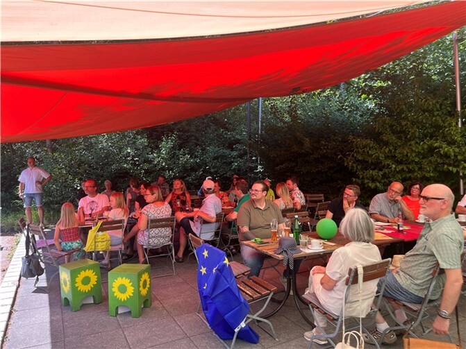 Gäste und Mitglieder des Kreisverbands Bündnis 90/Die Grünen Westerwald genießen das Sommerfest im Kunst- und Kulturcafé b-05 in Montabaur-Horressen. Foto: Bündnis 90/Die Grünen KV Westerwald