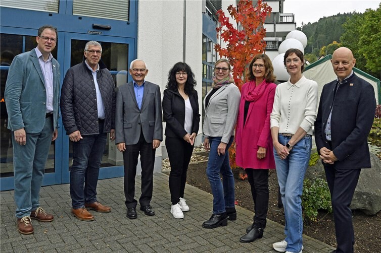 Gäste und Verantwortliche bei der Feier zum 30-jährigen Bestehen der Villa am Buttermarkt: Uwe Berens (von links), Frank Wisniewski, Udo Seifen, Bettina Junglas-Hens, Sandra Groß, Ruth Holbach, Dörte Schmitten und René Pischel (Projekt 3-Geschäftsleitung).Foto: privat
