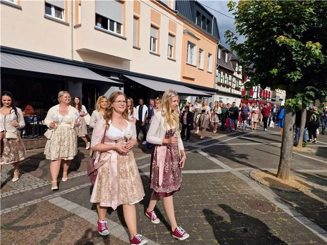 Gäste und Weinmajestäten zogen durch Bad Hönningen zum Marktplatz, um das 51. Weinblütenfest zu eröffnen.  Fotos: AWI