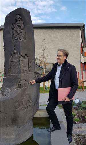 Vor 50 Jahren wurde das Kärlicher Burgheiligenhäuschen abgerissen Gästebegleiter Horst Hohn erinnert regelmäßig bei seinen Stadtführungen an der Historiensäule auf dem Schlossplatz an die abgerissene Kapelle.