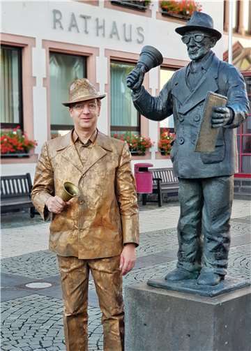 Lauter Jubel von Kindern war zu hören Gästebegleiter Horst Hohn informierte als „lebendiges Denkmal“ die Kinder der Grundschule Christophorus über historische Besonderheiten von Mülheim-Kärlich.Foto: privat