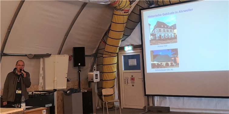 Gästeführer Armin Küpper taucht ein in die Geschichte Ahrweilers.  Foto: Ahrtalgästeführer