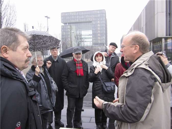 Gästeführer Christoph Wilmer begleitet die Exkursionsteilnehmer durch das ThyssenKrupp Quartier. privat