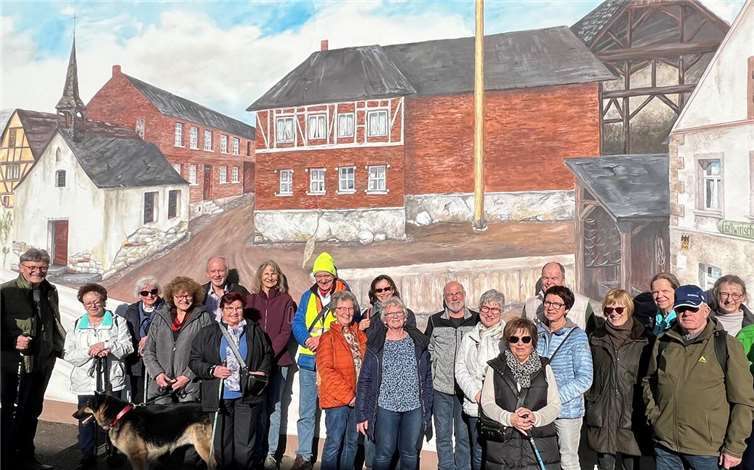 Gästeführer Dirk Missbach (8. v.l.) mit seiner Wandergruppe in Birresdorf. Foto: Armin Küpper