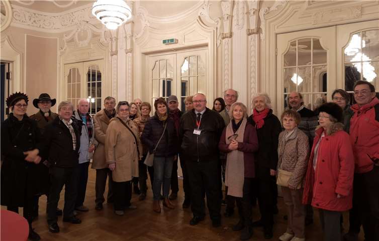 Gästeführer Franz-Xaver Betz (Bildmitte) bei seiner Führung im Kurhaus Bad Neuenahr. Foto: Ahrtal-Gästeführer e.V.