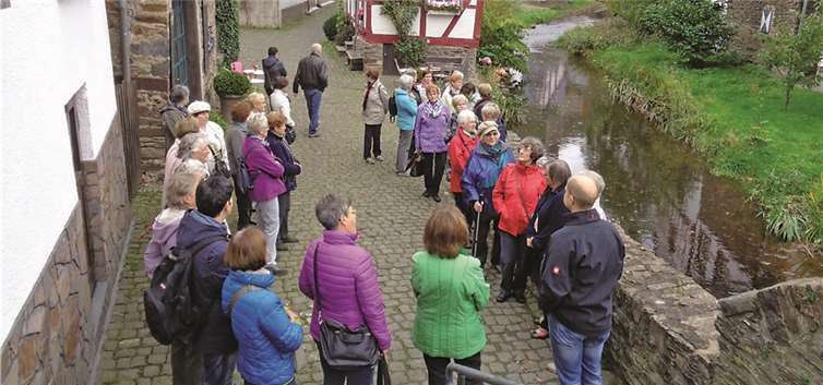 Gästeführer Herr Geisbüsch, zeigte den Frauen den idyllischen Ortskern und berichtete aus der bewegten Geschichte des Eifelortes.