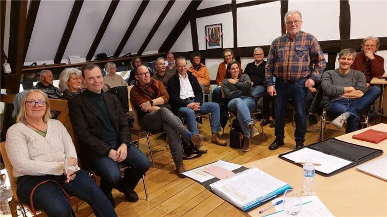 Gästeführer Werner Jahr (3. v. rechts) mit den Ahrtal-Gästeführern im Schützenmuseum in Ahrweiler.  Foto: Marina Zille