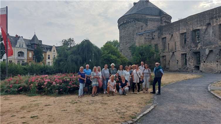 Gästeführerin Ellen Schüssler (links) im Kreis der Ahrtal-Gästeführer vor dem Kanonenturm in Andernach.  Foto: Ahrtalgästeführer