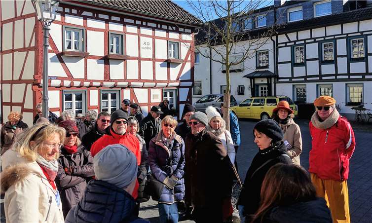 Gästeführerin Silke Jaensch (links) bei ihrer gemeinsamen Führung mit Rudolf Schulte-Sasse in Ahrweiler.  Ahrtal-Gästeführer e.V.