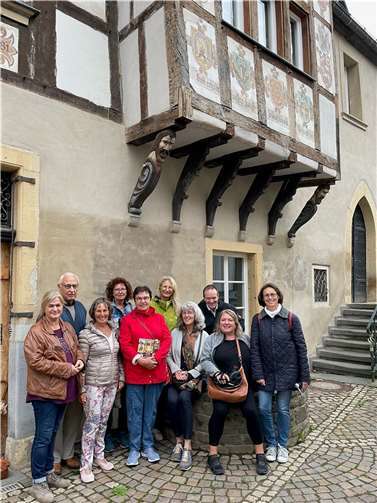 Gästeführerin Ursula Jäger (5. v. links) im Kreis der Ahrtal-Gästeführer vor dem Deutschen Haus in Ahrweiler. Foto: Ahrtalgästeführer