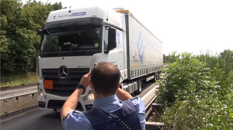 Motorradfahrer verursacht Massenkarambolage Gaffer hatten den Verkehr auf der Fahrbahn in Richtung Köln zum Stocken gebracht.