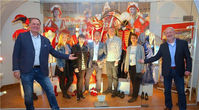 Gag für die Kamera: Das Koblenzer Prinzenpaar samt Hofstaat beffindet sich nun hinter Glas.Fotos: Roland Schäfges - www.myfoto24.eu