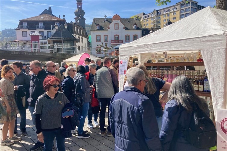 Blütenmarkt Cochem: Moselweinbergpfirsich und seine regionale Spezialitäten erleben