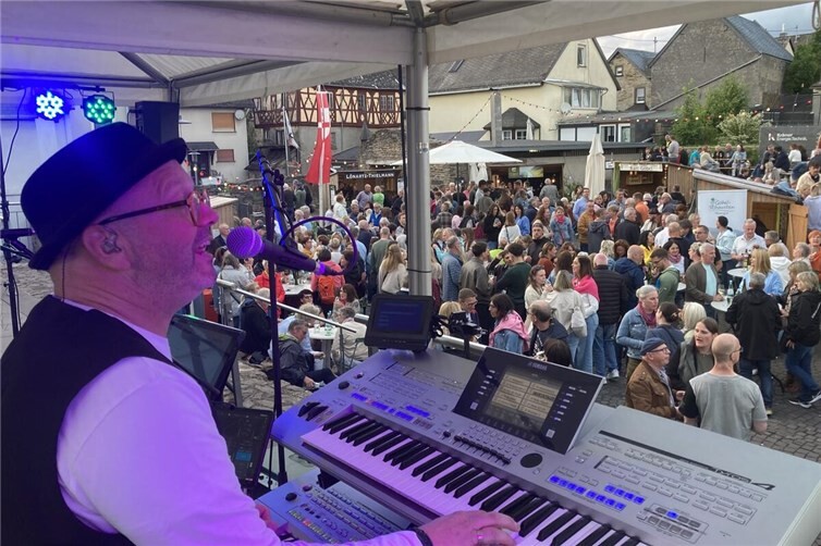 Beliebtes Weinfest „Esch macht Ernst“ in Kaisersesch mit Top-Wetter