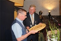 Rolf Spaniol mit dem Cochemer Wappenteller geehrt
