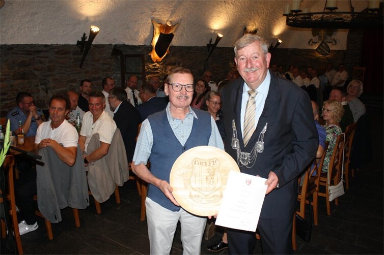 Rolf Spaniol mit dem Cochemer Wappenteller geehrt