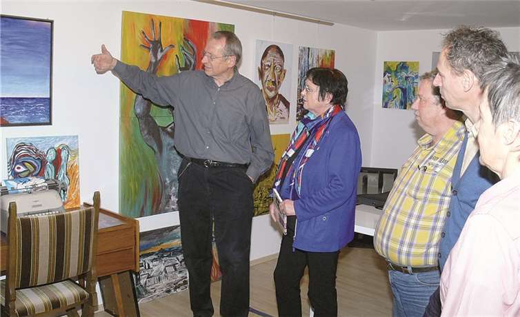 Galerist Rudolf Mattar, Germania-Geschäftsführer Herbert Budweg und Blick aktuell-Vertreterin Ulrike Suppes besuchten Hans Probst zu Hause.TE