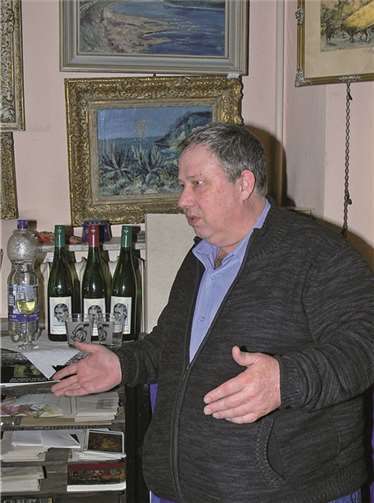 Galerist Rudolf Mattar führte gekonnt durch das Cochemer Künstlerhaus.