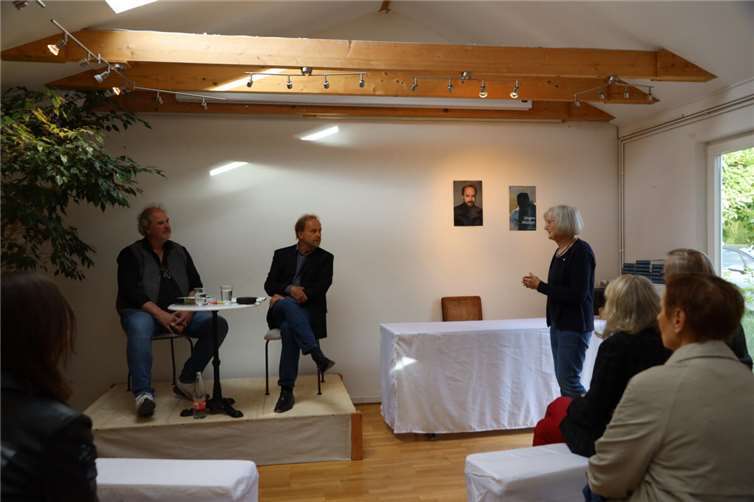 Galeristin Margi Brenke begrüßt Autor und Moderator.
