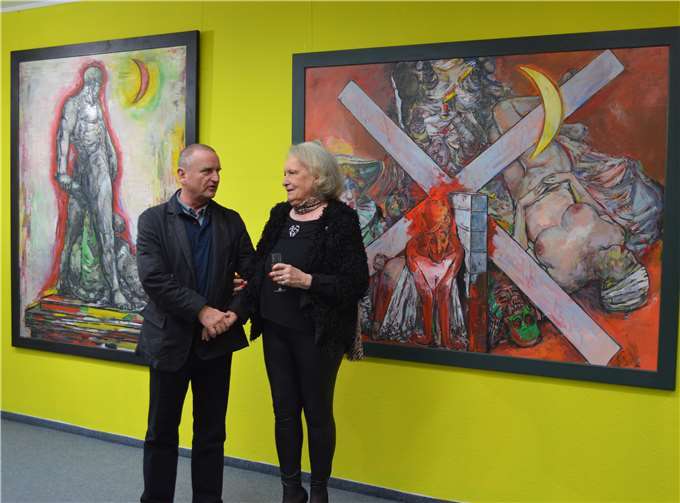 Galeristin Rosemarie Bassi mit Künstler Hubertus Giebe und Werke zum Titel Abendland.Fotos: AB