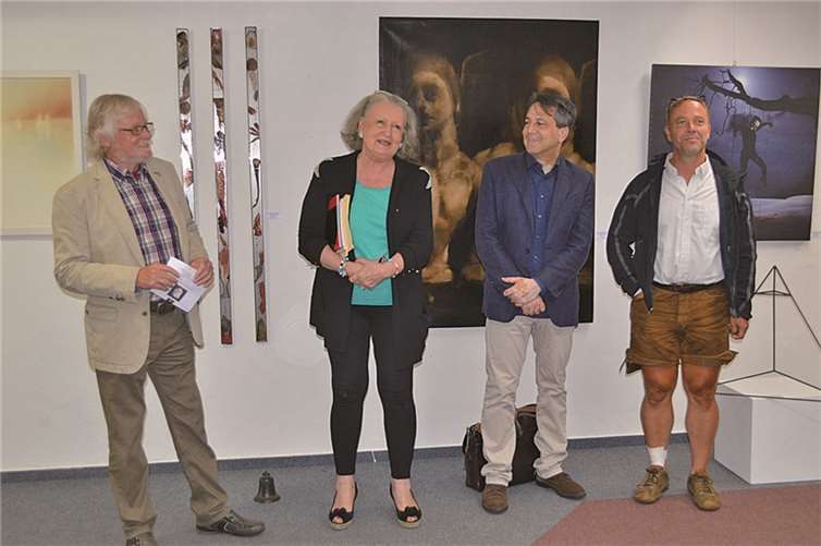 Galeristin Rosemarie Bassi und Beigeordneter Rolf Plewa (li.) in Gesellschaft der Künstler Lucas Hermes aus London (2.v.re.) und Patrick Feldmann aus Wachtberg (re), der den Premio Tricolore in der Sparte Skulptur gewann. AB