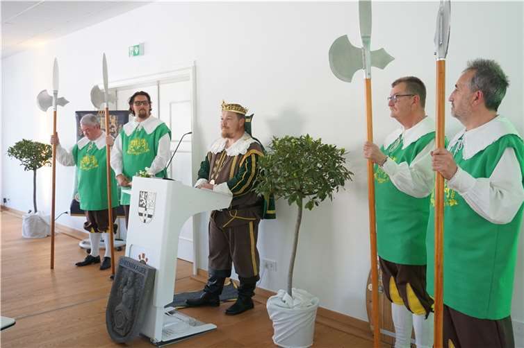 Gambrinus Tim Herrmann mit seinen Herolden.