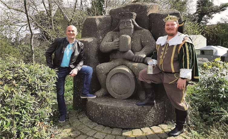 Gambrinus (Tim Herrmann) und Komiteepräsident Jürgen Mittler bedauern es sehr, dass das Gambrinusfest in diesem Jahr ausfallen muss.Fotos: FRE