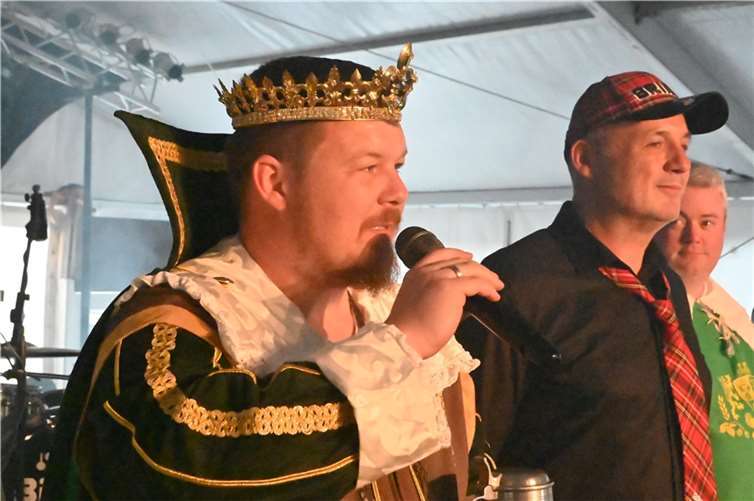 Gambrinus Tim Herrmann und der Präsident des Festkomitees, Jürgen Mittler, durften das Konzert der Kult-Band auf der Bühne ankündigen.