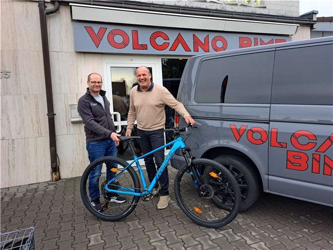 Gambrinuskomitee-Präsident, Jürgen Mittler (rechts) und Volker Wingenbach bei der Übergabe des ersten Preises im Wert von 899 Euro für die Jubiläums-Tombola beim 25. Gambrinusfestes.  Foto: privat