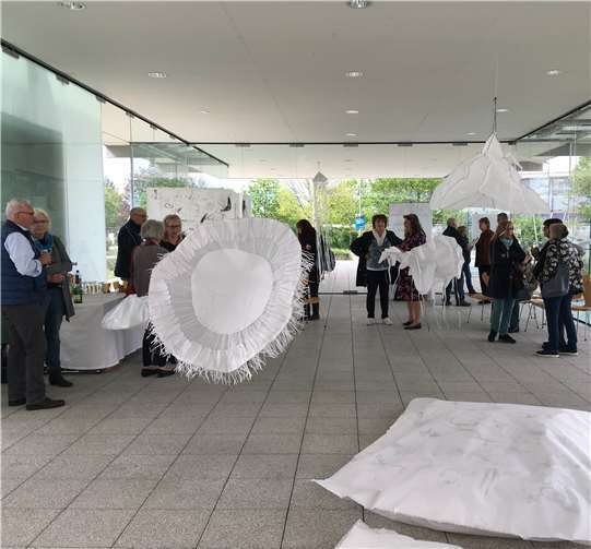 Gamma-Wehrli möchte mit ihrer Kunst die Fantasie der Betrachter wecken. Dass ihr das gelingt, zeigten auch die lebhaften Gespräche im Anschluss an den offiziellen Teil der Vernissage.