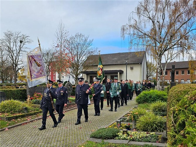 Gang zur Kranzniederlegung am Ehrenmal. Foto: Florian Döpgen