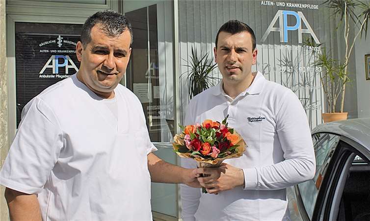 Gani Krasniqi mit seinem neuen Mitarbeiter Liman Krasniqi.RERE